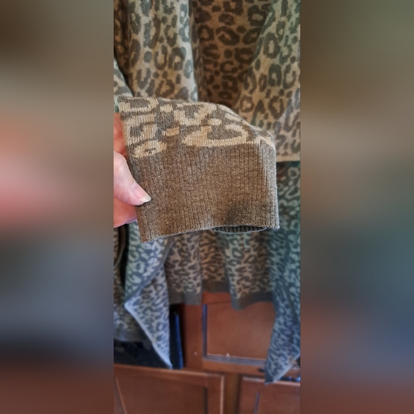 Ladies Waterfall BKE Buckle Open Front Sweater Tan/Beige Size Large Leopard Prin - Picture 5 of 5